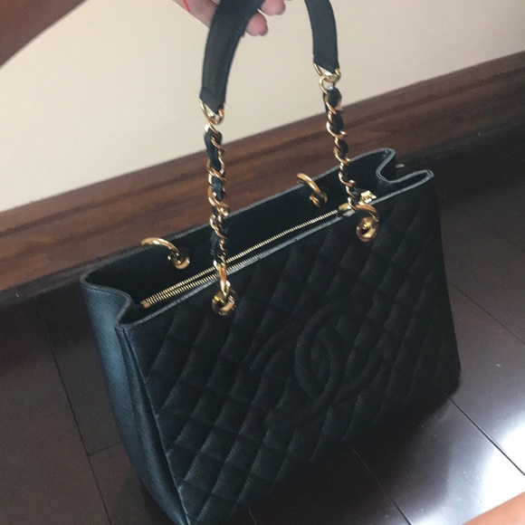 CHANEL QUILTED CAVIAR GRAND - Picture 2 of 4